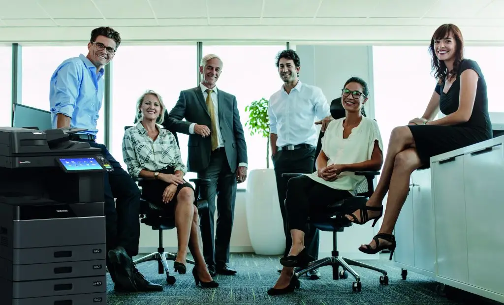 Equipe de personnes au bureau