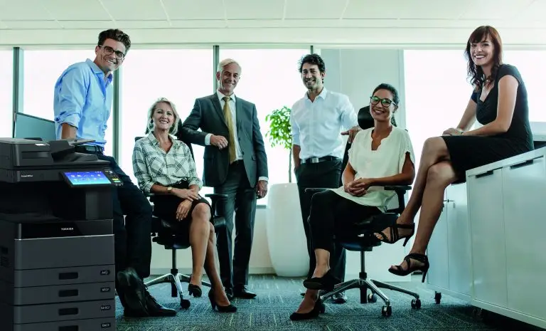 Equipe de personnes au bureau