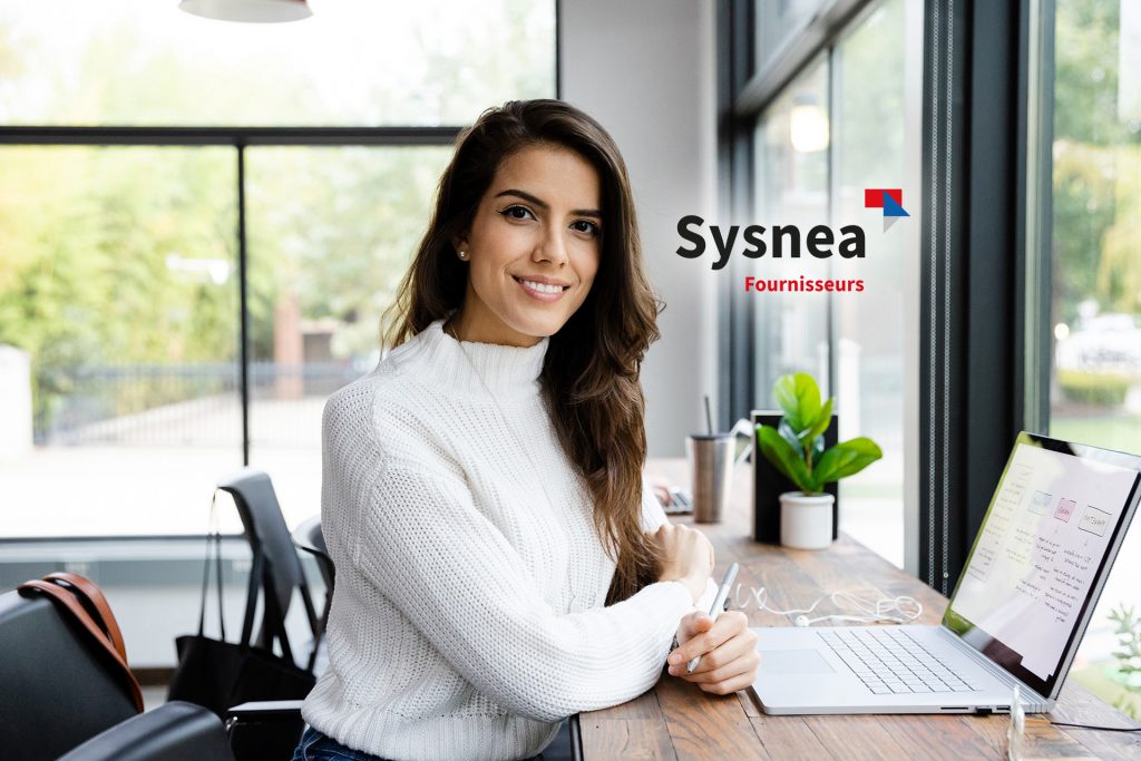 femme travail ordinateur bureau logo sysnea
