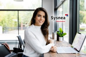 femme-travail-ordinateur-bureau_logo-sysnea