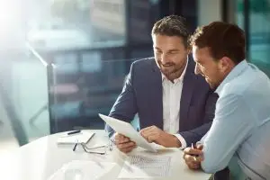 Hommes travaillent au bureau avec tablette