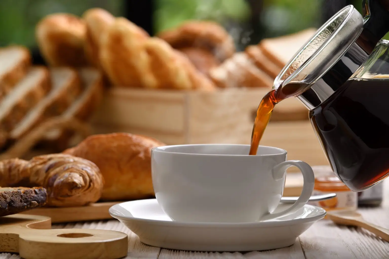 Petit déjeuner tasse de café, croissants
