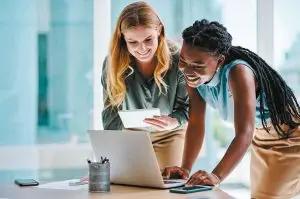 Deux femmes collaborent au bureau.