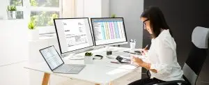 Femme ordinateurs facture dématérialisée