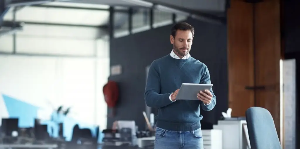 Homme au bureau avec tablette