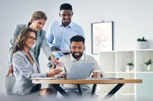 Equipe de personnes travaillent au bureau