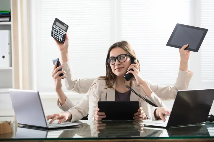 Femme multi taches au bureau