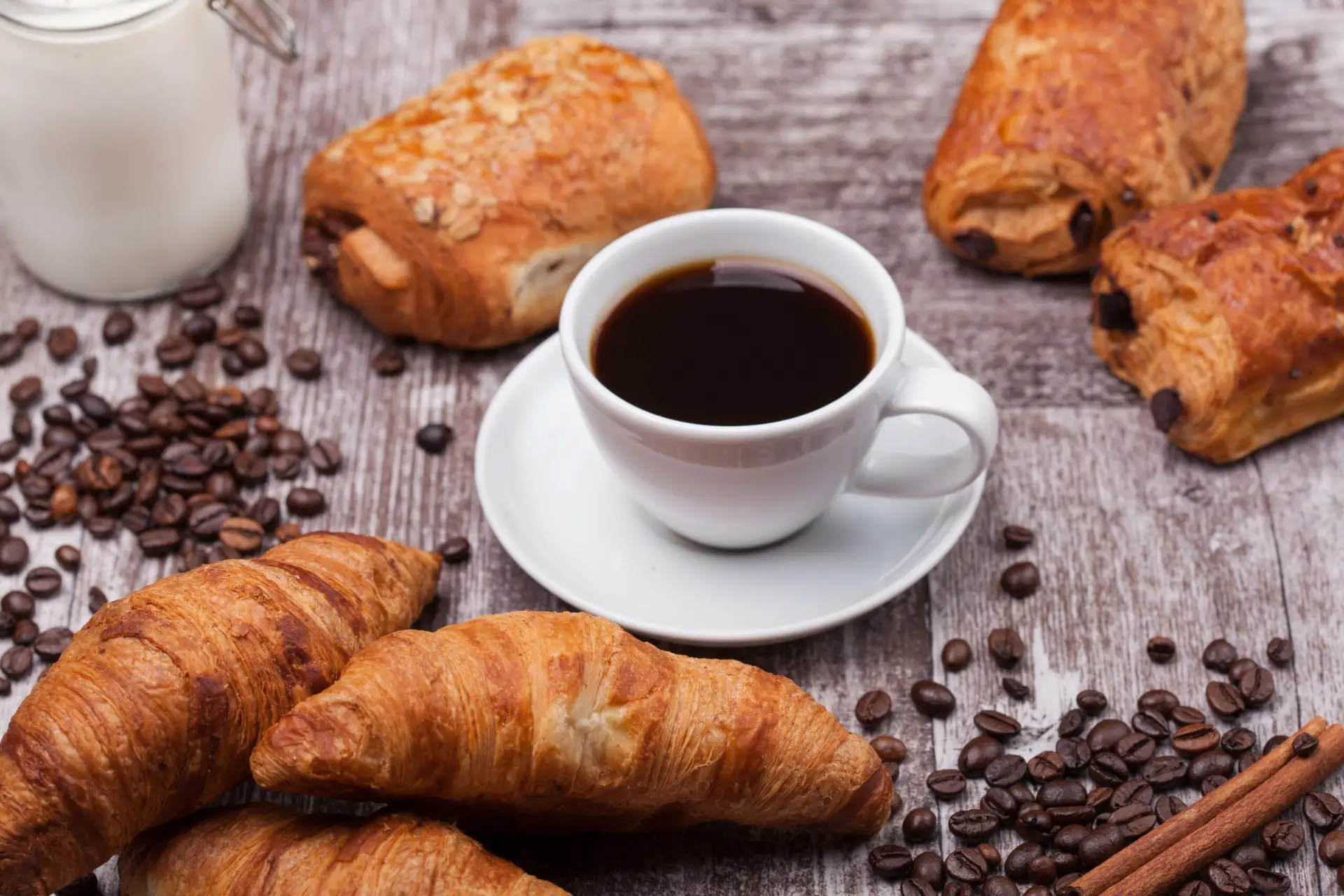 Petit déjeuner café lait croissants pains au chocolat